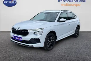SUV Skoda Kamiq blanc glacier vu en 3/4 avant droit, avec calandre noire et jantes alliage distinctives.