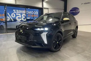 DS7 Crossback noir métallisé en 3/4 avant droit avec calandre DS Wings et feux LED verticaux distinctifs.