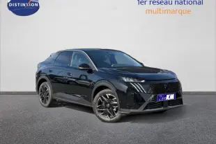 Peugeot 3008 noir Perla Nera en 3/4 avant droit, avec jantes alu noires et calandre distinctive.