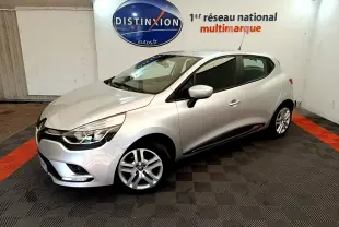 Renault Clio Business TCe 90 gris clair vue 3/4 avant droit en intérieur sur sol damier noir et orange.