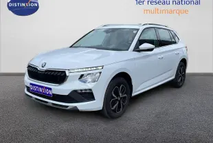 Vue 3/4 avant d'un Skoda Kamiq blanc glacier avec jantes noires et calandre noire distinctive.