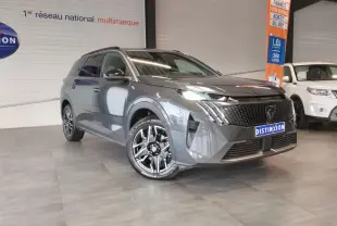Peugeot 5008 gris titanium en 3/4 avant droit, avec calandre noire et jantes alliage 19 pouces diamantées.