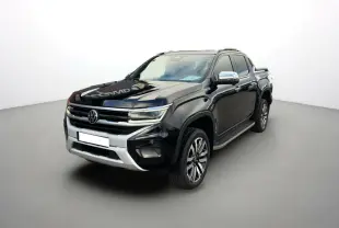 Volkswagen Amarok simple cabine noir 2025 en 3/4 avant droit avec jantes alliage et barres de toit chromées