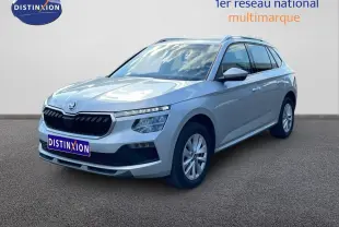Vue 3/4 avant droite d'un Skoda Kamiq gris argent métallisé avec calandre noire et jantes alliage.