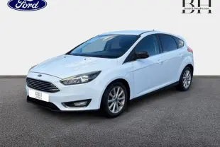 Ford Focus blanc Glacier vue 3/4 avant droit avec calandre chromée et jantes alliage.