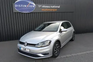 Volkswagen Golf gris reflet d'argent vue 3/4 avant droit, avec jantes alliage et calandre noire brillante.