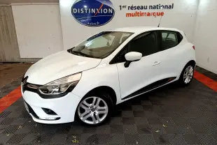 Renault Clio Business TCe 90 blanc vue 3/4 avant droit, avec jantes alliage et rétroviseurs blancs.