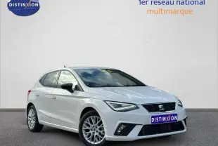 SEAT Ibiza 1.0 TSI 115cv FR blanc Nevada métal vue 3/4 avant avec phares LED et jantes alliage.