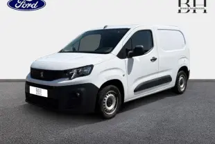 Peugeot Partner blanc vu en 3/4 avant droit, avec boucliers noirs et portes latérales pleines.