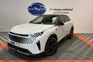Peugeot 3008 Hybrid blanc Okenite vue 3/4 avant droit, avec calandre distinctive et jantes noires bi-ton.