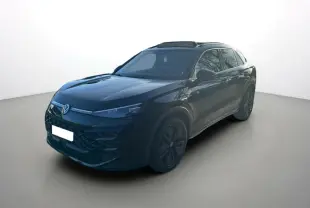 Volkswagen T-Roc noir ebène en 3/4 avant droit avec jantes noires et toit ouvrant panoramique visible.