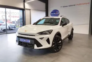 Vue 3/4 avant d'un CUPRA Formentor blanc Nevada avec jantes noires et détails contrastés noirs dans un showroom.