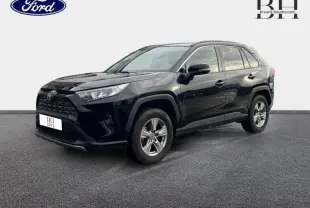 Toyota RAV4 noir métallisé vu en 3/4 avant droit avec jantes alu et calandre noire distinctive.