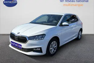 Vue 3/4 avant droite d'une Skoda Fabia gris graphite métal 2025 avec calandre noire et jantes argentées.