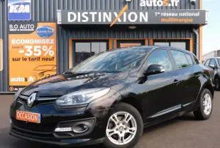 Renault Mégane noire vue en 3/4 avant droit, avec phares allumés et jantes alliage argentées.