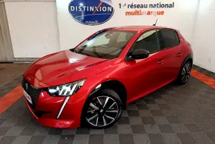 Peugeot 208 rouge en 3/4 avant droit, avec phares LED et jantes alliage noires, dans un showroom intérieur.