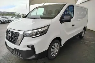Nissan Primastar blanc en vue 3/4 avant droit, fourgon utilitaire avec calandre noire et jantes acier.