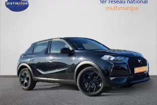 Vue 3/4 avant droite d'un DS3 Crossback noir brillant avec calandre distinctive et jantes noires.