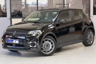 Renault R5 E-Tech électrique noir étoilé vue 3/4 avant droit avec signature lumineuse full LED et jantes acier 18 pouces.