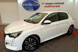 Peugeot 208 blanc vue 3/4 avant droit, avec jantes alliage noires et phares LED distinctifs.