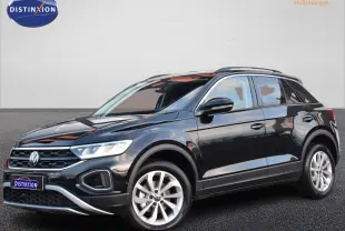 Volkswagen T-Roc 2025 noir Grenadilla en 3/4 avant droit avec jantes alliage 17 pouces et feux LED allumés.