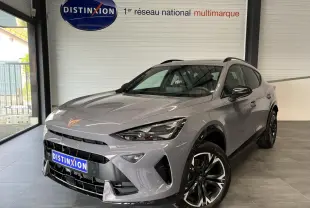 Vue 3/4 avant droite d'un CUPRA Formentor gris clair avec jantes alliage 18'' et détails noirs contrastants.