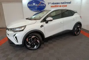 Vue côté gauche du Renault Captur blanc 2025 en version techno E-Tech full hybrid, avec jantes noires et détails modernes.