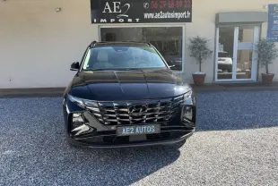 Vue avant d'un Hyundai Tucson noir 2022 avec calandre distinctive et barres de toit visibles.