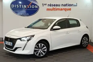 Peugeot 208 blanche vue en 3/4 avant droit, avec phares LED allumés et jantes alliage distinctives.