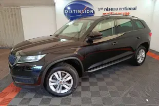 Vue 3/4 avant droite d'un SUV SKODA KODIAQ noir 2021 finition Ambition, roues alliage et barres de toit noires visibles.
