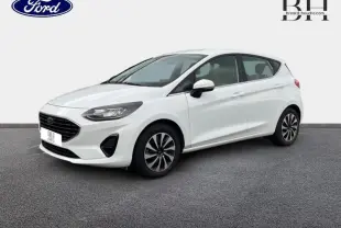 Ford Fiesta blanc glacier vue 3/4 avant droit, calandre noire et jantes alliage distinctives.