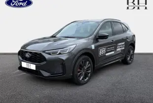 Ford Kuga gris Magnetic en 3/4 avant droit avec marquages E85 sur porte et jantes noires.