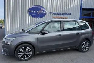 Vue de profil côté gauche d'un Citroën Grand C4 Spacetourer gris 2019 avec jantes alliage bicolores et attelage visible.