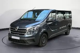 Renault Trafic Combi gris foncé métal vu en 3/4 avant droit, avec grandes vitres latérales et calandre chromée.