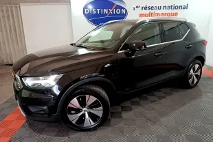 Volvo XC40 Recharge T4 Business noir en 3/4 avant droit, roues alliage et vitres teintées visibles