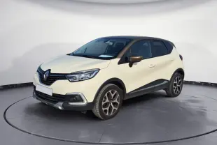 Renault Captur beige et marron en 3/4 avant droit, avec jantes alliage et toit foncé contrastant.