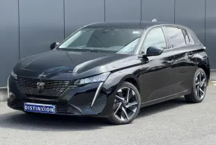 Peugeot 308 Hybrid 145 noire Perla vue 3/4 avant droit, avec jantes alliage 17'' et signature lumineuse LED.