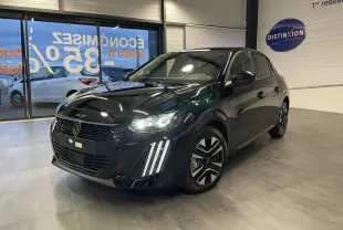 Peugeot 208 noir métallisé vue 3/4 avant droit en intérieur, avec feux LED et jantes alliage bi-ton.