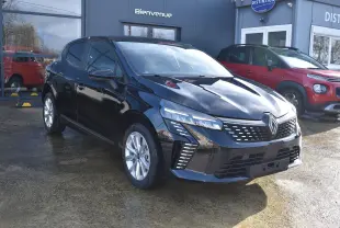 Renault Clio V TCe 90 noire vue 3/4 avant droit, avec calandre moderne et feux LED distinctifs.