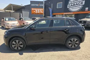 Vue de profil côté gauche d'une FIAT 600 noire hybride 2025 avec jantes alliage et coques de rétroviseurs noires brillantes.