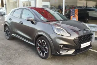 Ford Puma 1.0 EcoBoost gris métallisé en 3/4 avant droit, avec jantes alliage et calandre noire distinctive.