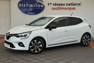 Renault Clio blanc vue de profil côté gauche, avec jantes alliage et vitres teintées en arrière-plan showroom.