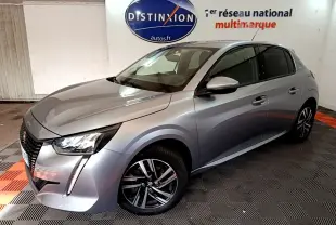 Peugeot 208 gris clair vue 3/4 avant droit dans un showroom avec jantes alliage et phares LED distinctifs.