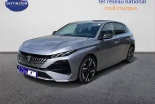 Peugeot 308 1.2 Hybrid gris Artense métal en 3/4 avant droit, avec calandre distinctive et jantes noires bicolores.