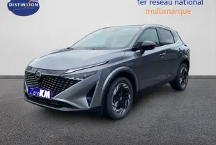 Nissan Qashqai 1.5 E-POWER gris squale métal en 3/4 avant droit, mettant en valeur sa calandre distinctive et ses jantes noires.