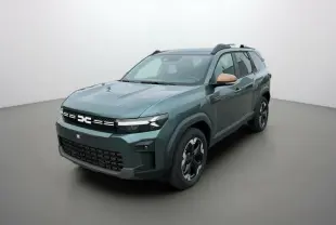 SUV Dacia Bigster Hybrid 155 Extreme Plus vert cèdre, vue 3/4 avant droit avec rétroviseurs beige.