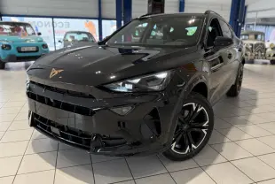 Vue 3/4 avant droite du CUPRA Formentor noir Night avec jantes alliage noires et logo cuivré sur calandre.