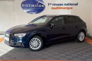 Audi A3 2.0 TDI bleu vue de profil côté gauche dans un showroom avec logo Distinxion en arrière-plan
