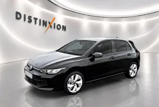 Volkswagen Golf 1.5 etsi evo2 noir vue 3/4 avant droit dans un showroom lumineux avec logo Distinxion en arrière-plan.