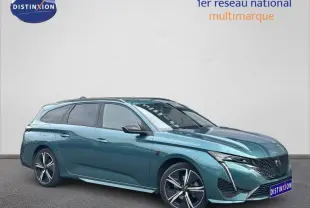 Peugeot 308 SW 2023 bleu métallisé en 3/4 avant droit avec jantes alliage et vitres surteintées.